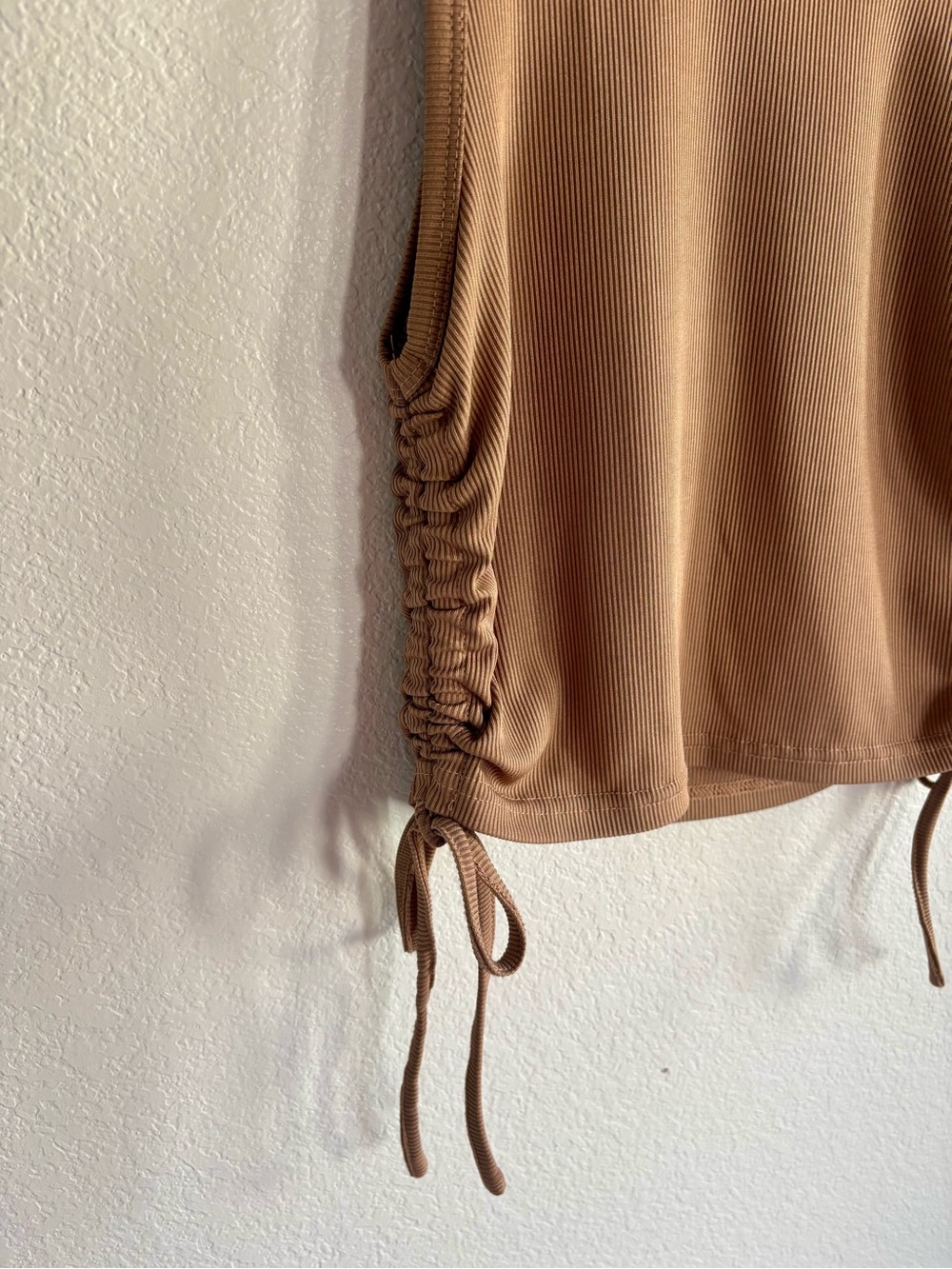 Ribbed Ruched-Side Cropped Tank Top - Picture 3 of 5